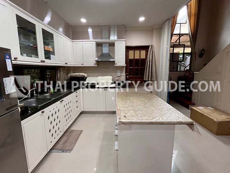 House with Shared Pool in Srinakarin 
